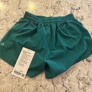 Lululemon Hotty Hot LR short 4” in Teal